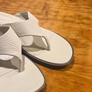 Vionic Cream Thong Sandals